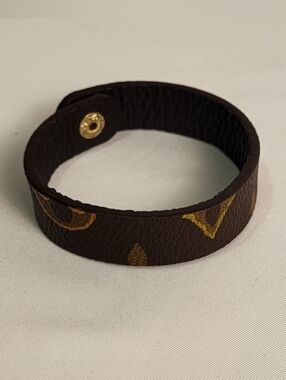 Louis Vuitton Monogram Canvas, brown pebble leather Gold Bracelet